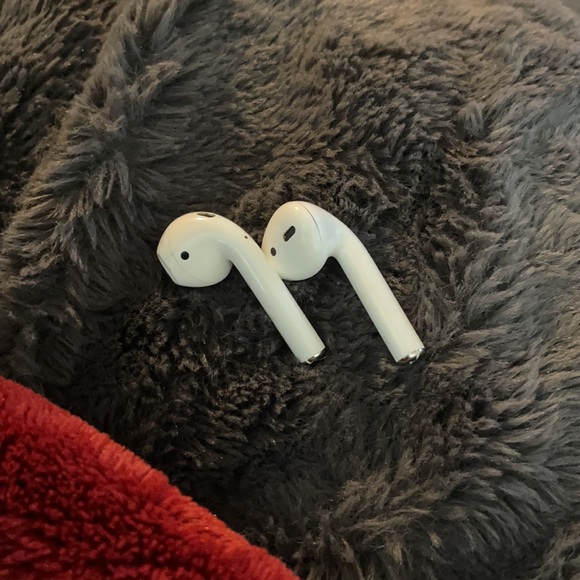 Selling AirPods with wireless charging case - Picture 3 of 4